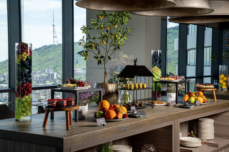 Brunch table with a mountain view, Dumas