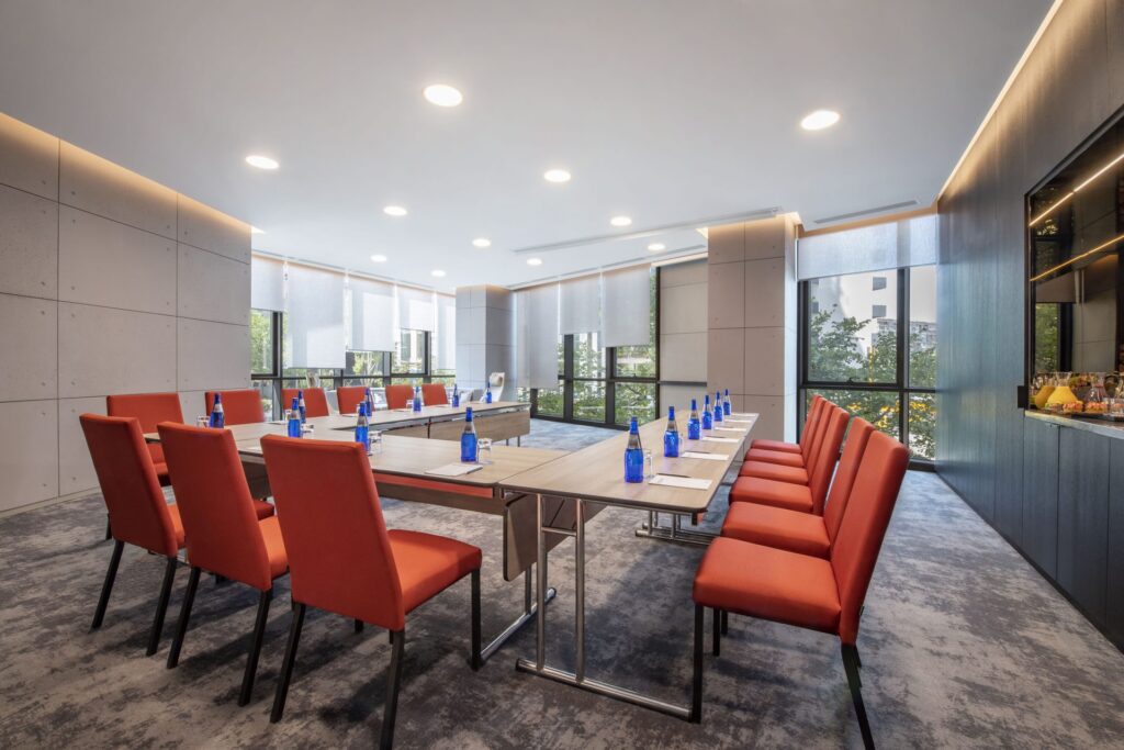 Meeting room in U-shape style with city views