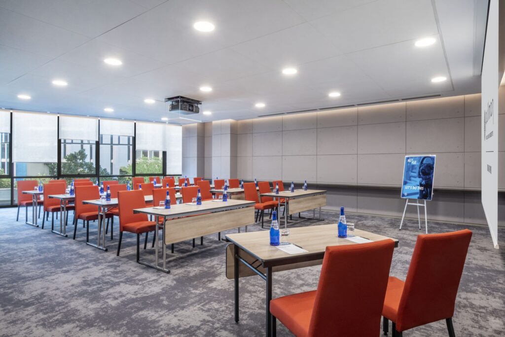 Daylight meeting room in classroom style with a flipchart
