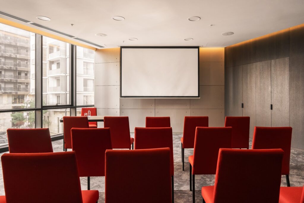Meeting room in theatre style with a projection screen
